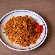 　ワカメスープ、キムチ付き、写真はキムチヤキメシです