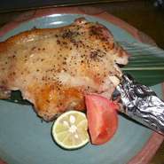 徳島のならではの阿波尾鶏骨付き　モモ塩焼き　980円です。
骨付きのままかぶりついてみてください。