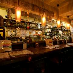 カウンターの席はどうぞ…