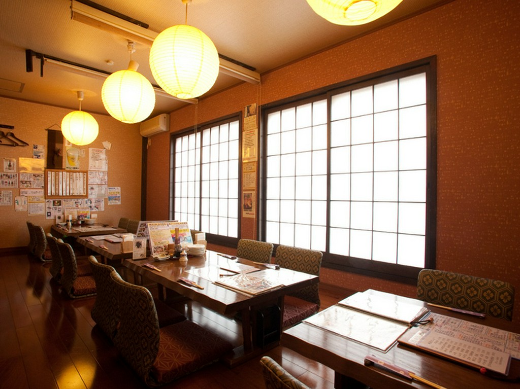 テーブル席は、窓からの日差しが気持ちいぃ