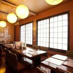 テーブル席は、窓からの日差しが気持ちいぃ