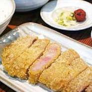 最高級スペイン産イベリコ豚や沖縄あぐぅ豚など県内で入手しにくい高級食材にこだわり、それを某老舗ステーキ店で腕を磨いてきたオーナーが調理。