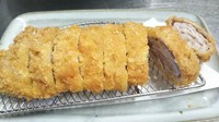 豚ロースのスライスを丁寧に重ねてカツにしました。