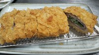 豚ロースの薄切り肉を重ねて中にしその葉を入れたカツ
