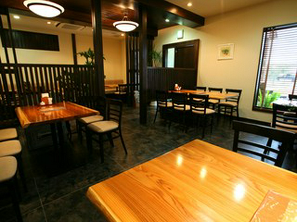 アットホームな店内は、日差しも入り明るい雰囲気です！