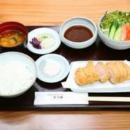 高級なイベリコベジョータロースカツ!!
一度食べてみるべし☆
