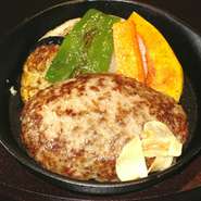 ふんわりとジュウシーなハンバーグ、焼き野菜付
