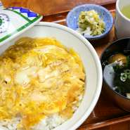 日本そば屋ならではの丼物も充実。すべて天然ものでダシを取る具材を煮込む「かけ汁」の味が自慢です。
