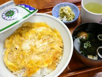 日本そば屋ならではの丼物も充実。すべて天然ものでダシを取る具材を煮込む「かけ汁」の味が自慢です。