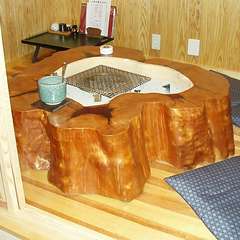 全て天然の木、手造りの座卓。温もり豊かな店内で四万十料理を