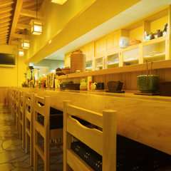 広々としたカウンターでゆったり四万十料理をお楽しみ下さい