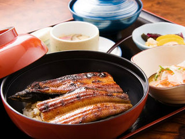 ご当地グルメのうなぎです。ボリュームたっぷりが人気