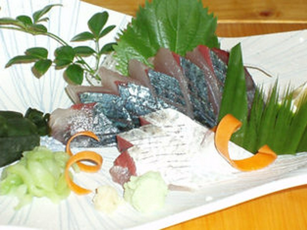 お刺身の盛り合わせは素材の旨味が引き立ちます。