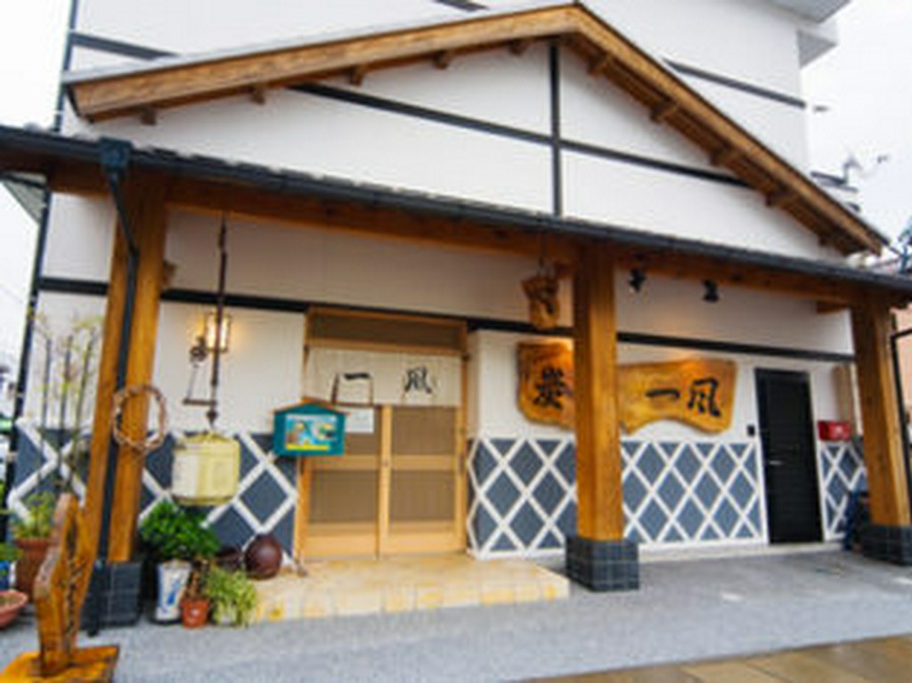 木造の玄関が目印です！