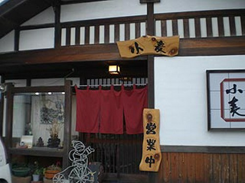 木造の建物に赤いのれんが目印