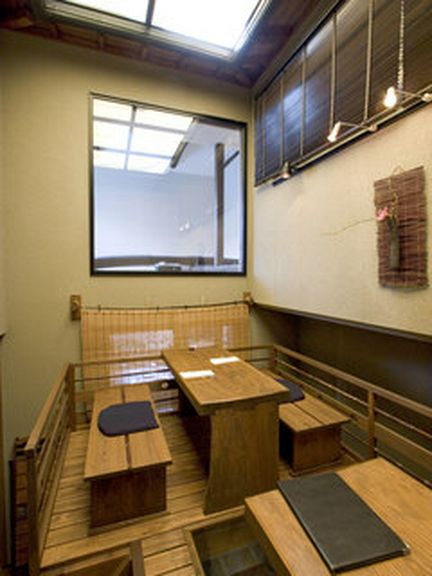 木造を意識したモダンな店内