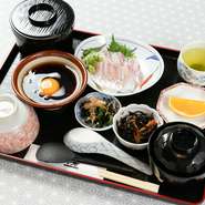 松山市中央卸売市場から仕入れた魚、地元産を中心に取り扱う野菜、プロの料理人からも評価の高い、こちらも地元産の「宇和米」など、こだわりの食材でつくった料理が自慢。滋味豊かな愛媛の味覚を堪能できます。