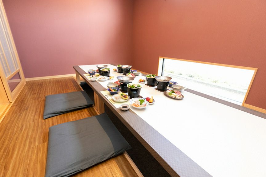 掘りごたつ席の用意あり。ゆったりとくつろげる和の空間