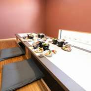 和を基調とする店内は、ゆったりとくつろげる落ち着いた雰囲気。10名ほどを収容できる掘りごたつ席の用意もあり、足を伸ばしてのんびりと過ごせます。家族での食事や接待など、多彩に活用してみませんか。