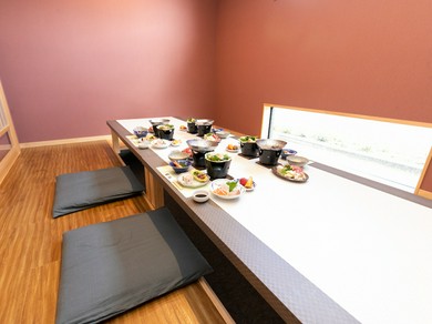 掘りごたつ席の用意あり。ゆったりとくつろげる和の空間