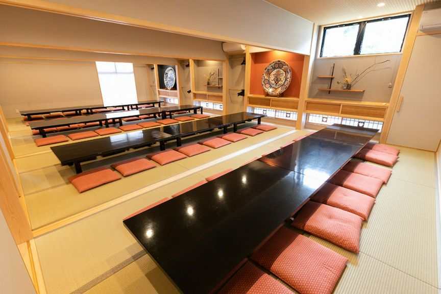 周囲を気にせず、食事を満喫。6部屋の個室席を用意