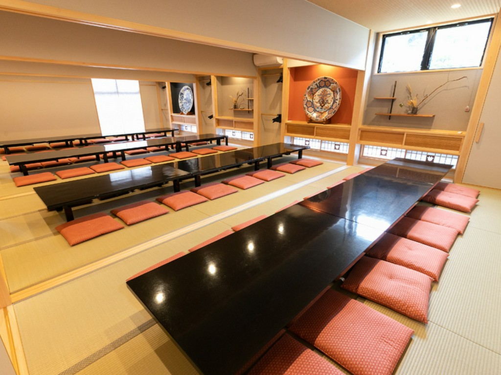 周囲を気にせず、食事を満喫。6部屋の個室席を用意