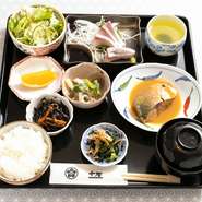 かんぱち造り・さば味噌煮・酢みそ和え／ひじき煮