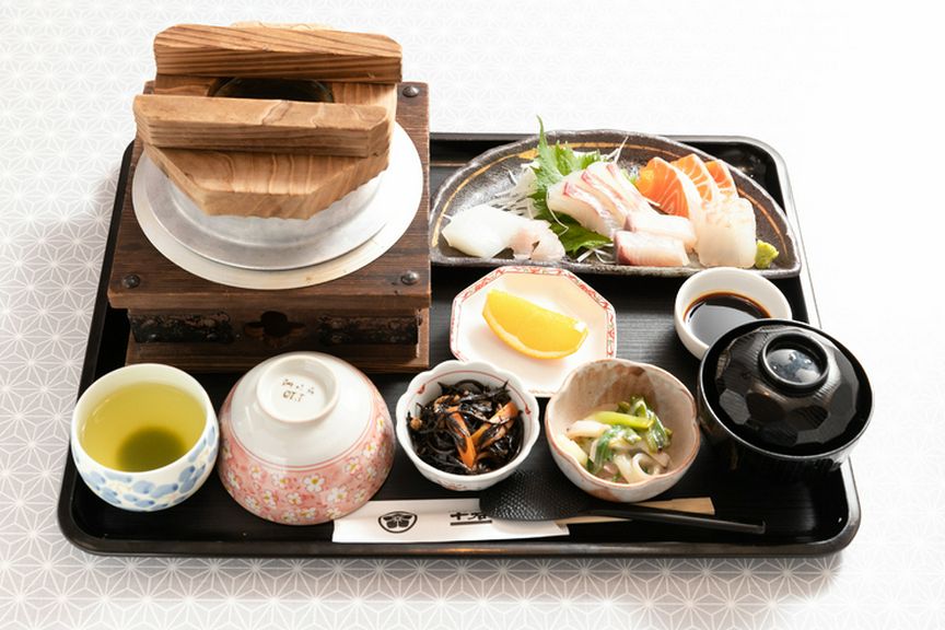 新鮮なお刺身を味わえる、大満足メニュー『十石御膳（刺身セット）』