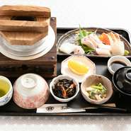 鮮度抜群のお刺身を味わえる『十石御膳（刺身セット）』。お店自慢の『釜めし』は、季節の具材をふんだんに使用した贅沢な逸品。吸物、小鉢、香物がついてくる、大満足のセットです。