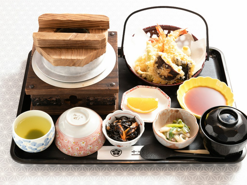 ぷりぷりサクサクのえび天を満喫『十石御膳（天ぷらセット）』