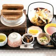 サクサク食感の天ぷらを、盛り合わせで楽しめる『十石御膳（天ぷらセット）』。えび天に使用するえびは天然物、ぷりぷりサクサク、上質なおいしさを思う存分満喫できます。
