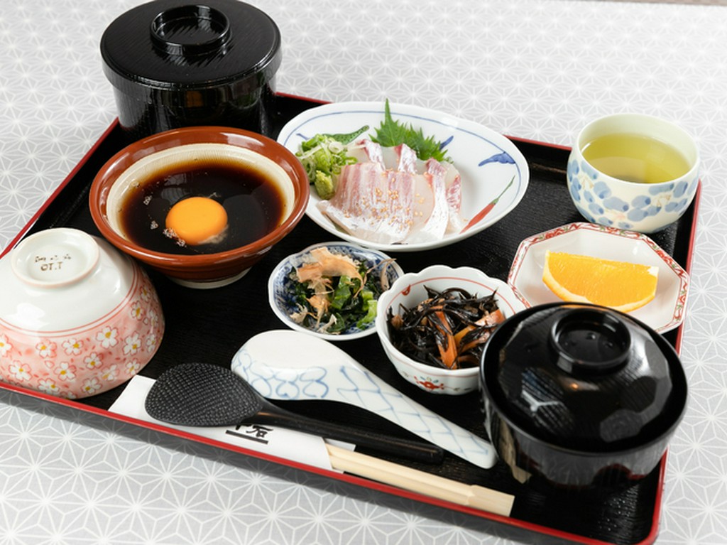 新鮮な鯛の刺身をトッピング。豪快にいただく『鯛めし』