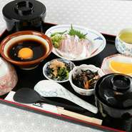 ご飯の上に新鮮な鯛の刺身をトッピング、豪快にいただく『鯛めし』。宇和島名物のソウルフードを、【釜めし　十石】で味わってみませんか。
