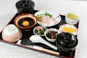 新鮮な鯛の刺身をトッピング。豪快にいただく『鯛めし』