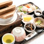 釜めし・刺身盛り合わせ・吸物・小鉢・香物