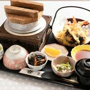 釜めし・天ぷら盛り合わせ・吸物・小鉢・香物