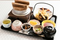釜めし・天ぷら盛り合わせ・吸物・小鉢・香物