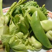 それぞれの素材と料理法で天ぷら。蒸して。焼いて。春先の地元の魚が登場！料理人も春先は心も身体もワクワクする時期です。