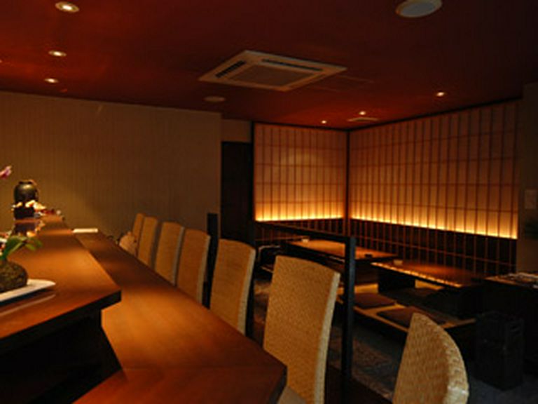 一人でも入りやすいカウンター席もございます。