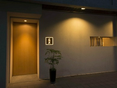 ゆっくりと静かに鮨を味わう、落ち着いた大人の店