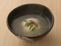 椀物の一例『鱧しゃぶ』。味付けは極シンプルに、素材の持ち味を引き出します。