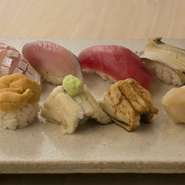 コースで提供される鮨の一例です。米や塩は料理人の故郷である長崎県の壱岐から、山葵は伊豆産にこだわって取り寄せています。それぞれの魚の持ち味とともに存分に堪能してください。