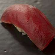 コースで提供される鮨の一例です。日本近海で採れる鮪にこだわり、生の鮪を築地から取り寄せています。