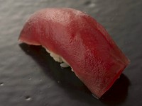 コースで提供される鮨の一例です。日本近海で採れる鮪にこだわり、生の鮪を築地から取り寄せています。