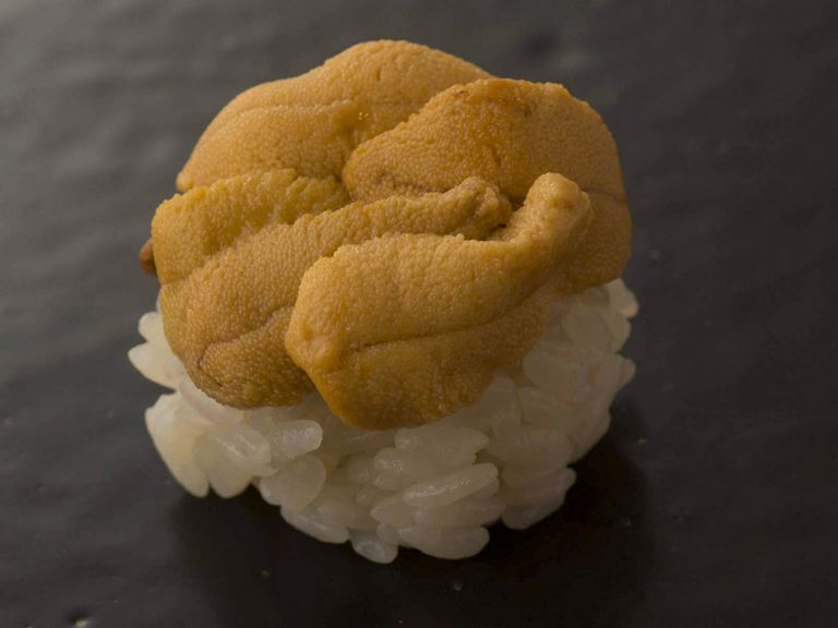 鮨の一例『雲丹』。壱岐産。みょうばん不使用なので本来の雲丹の味を楽しめます。