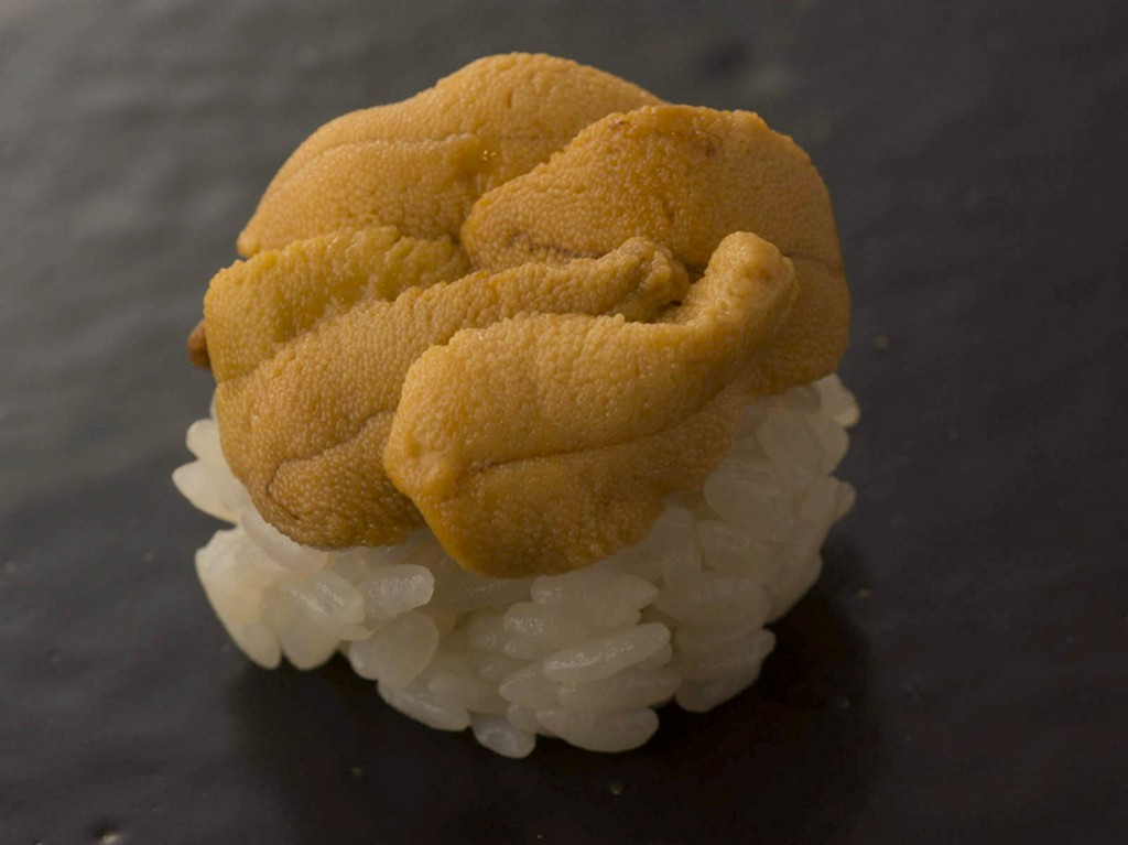 鮨の一例『雲丹』。壱岐産。みょうばん不使用なので本来の雲丹の味を楽しめます。