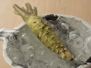 伊豆産のわさび、日本近海の生鮪、壱岐のみょうばん不使用の雲丹