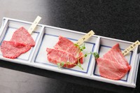 希少部位を2枚ずつ注文できる1階カウンター席限定の人気メニューです。