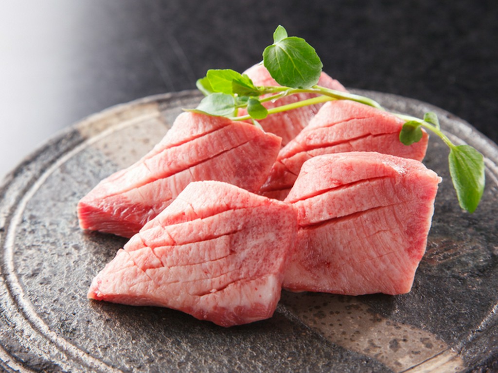 希少な部位を厚切りにした『名物特選タン短冊焼』