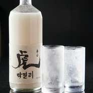 辛口の生搾りマッコリとして人気の高い有賀酒造の「虎マッコリ」をボトルで注文できます。ワインも充実。